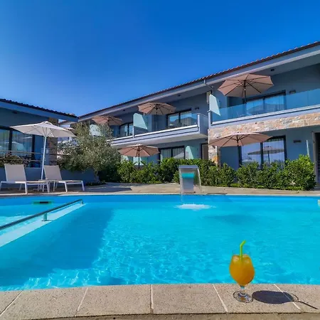 Aparthotel Theros &
