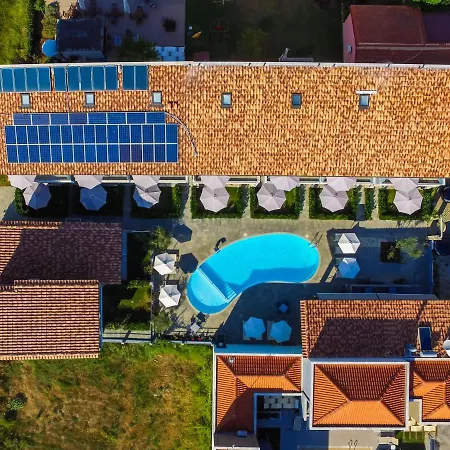 Theros & شقة فندقية 4*