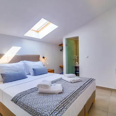Theros & Aparthotel