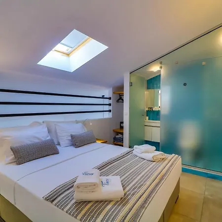 Theros & خْريسيا أموذيا