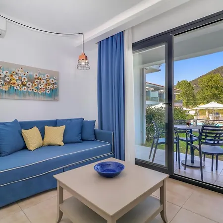 Theros & شقة فندقية 4*