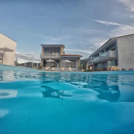 Theros & خْريسيا أموذيا